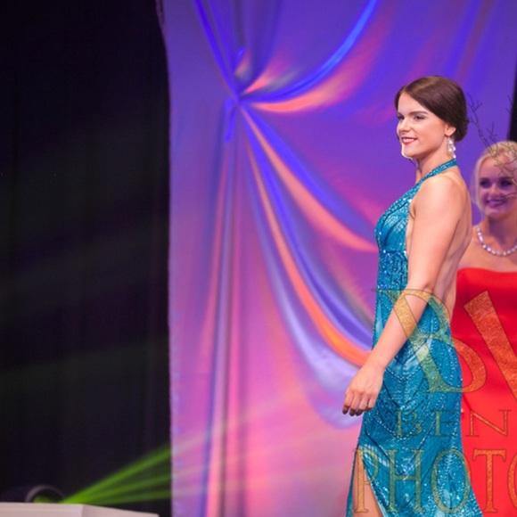 Fully beaded evening gown with slit. Size 4 - Picture 2 of 4